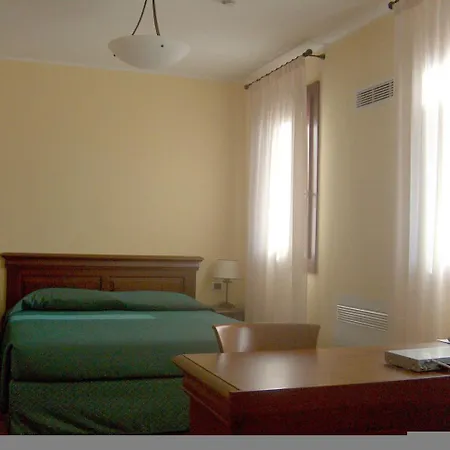 Del Poeta Hotel 3*